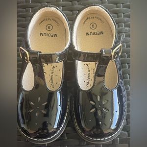 Toddler Girls Size 9M. Black.